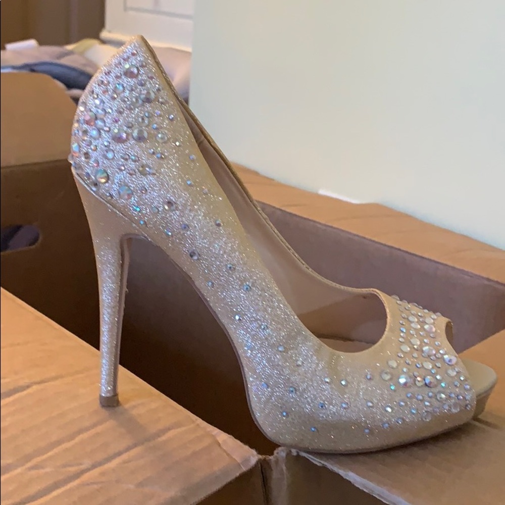 “Fabulicious” Nude Shimmering Sandle